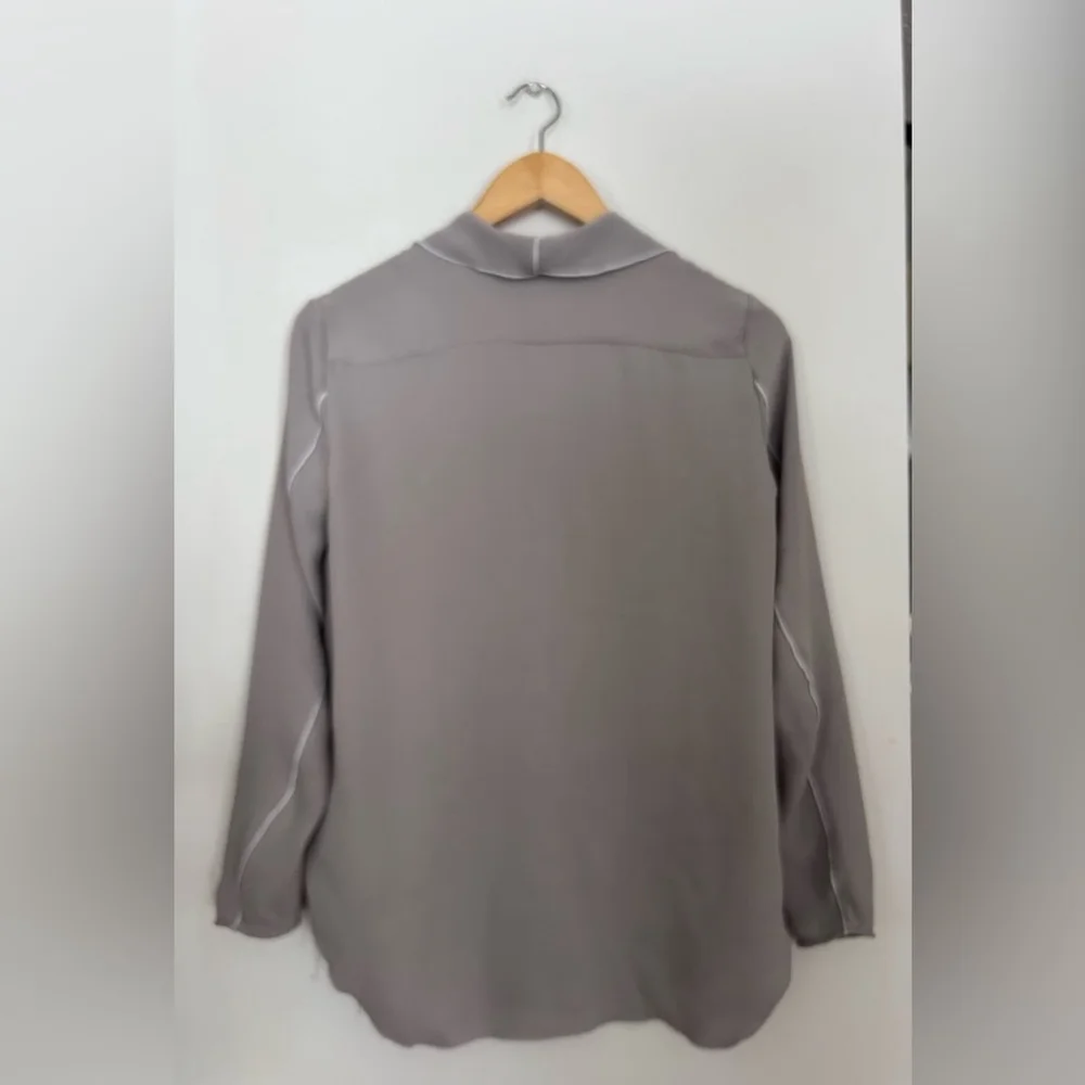Aritzia Babaton Rena Blouse grey White Piping
Women’s size xs - Picture 6 of 6